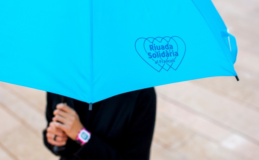Una performance amb paraigües blaus omplirà de  solidaritat la ‘zona zero’ de l’Espluga diumenge